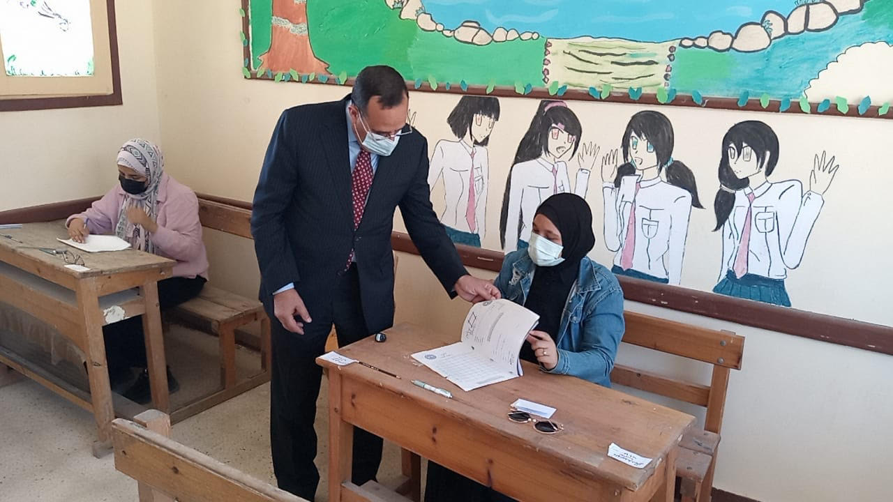 محافظ شمال سيناء يتفقد لجان امتحان الفقة