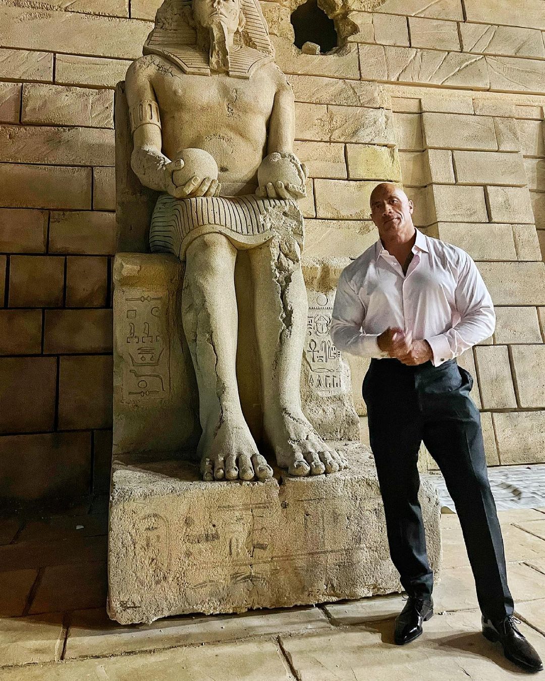 ذا روك مع تمثال فرعوني