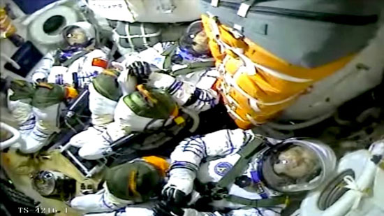 رواد الفضاء في كبسولة بينما تطلق الصين مركبة الفضاء شنتشو -12