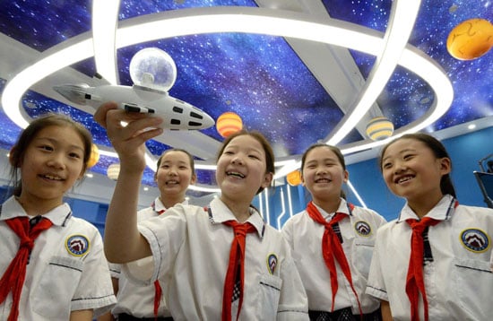 يتعلم تلاميذ المدارس الابتدائية عن الفضاء