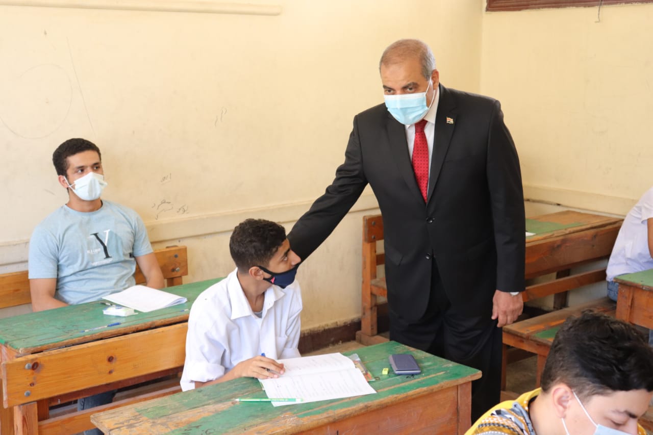 رئيس جامعة الأزهر يتفقد لجان امتحانات الثانوية الأزهرية
