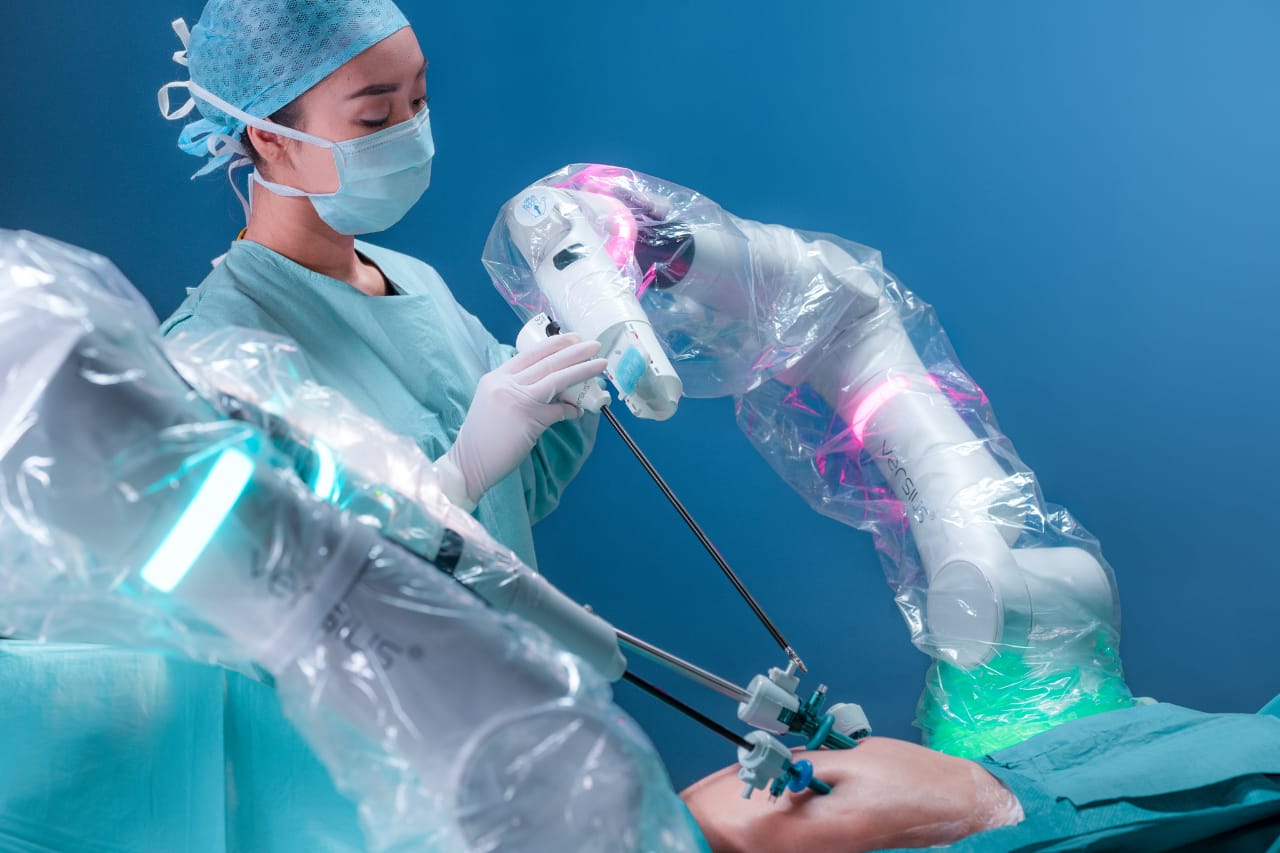 جامعة عين شمس تستعد لتطبيق الجراحة الروبوتية بمستشفياتها الجامعية (5)