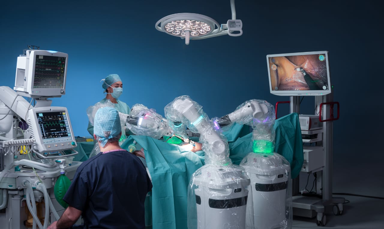 جامعة عين شمس تستعد لتطبيق الجراحة الروبوتية بمستشفياتها الجامعية (1)