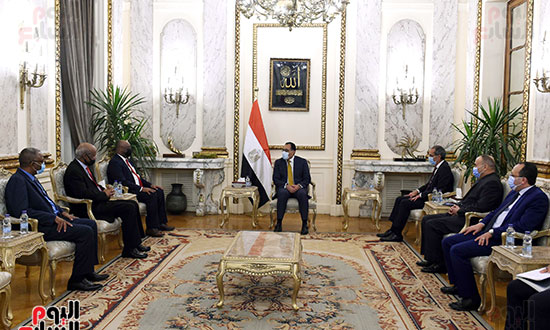 رئيس الوزراء يلتقى وزير الاتصالات السودانى ويشهد توقيع مذكرة تفاهم (1)