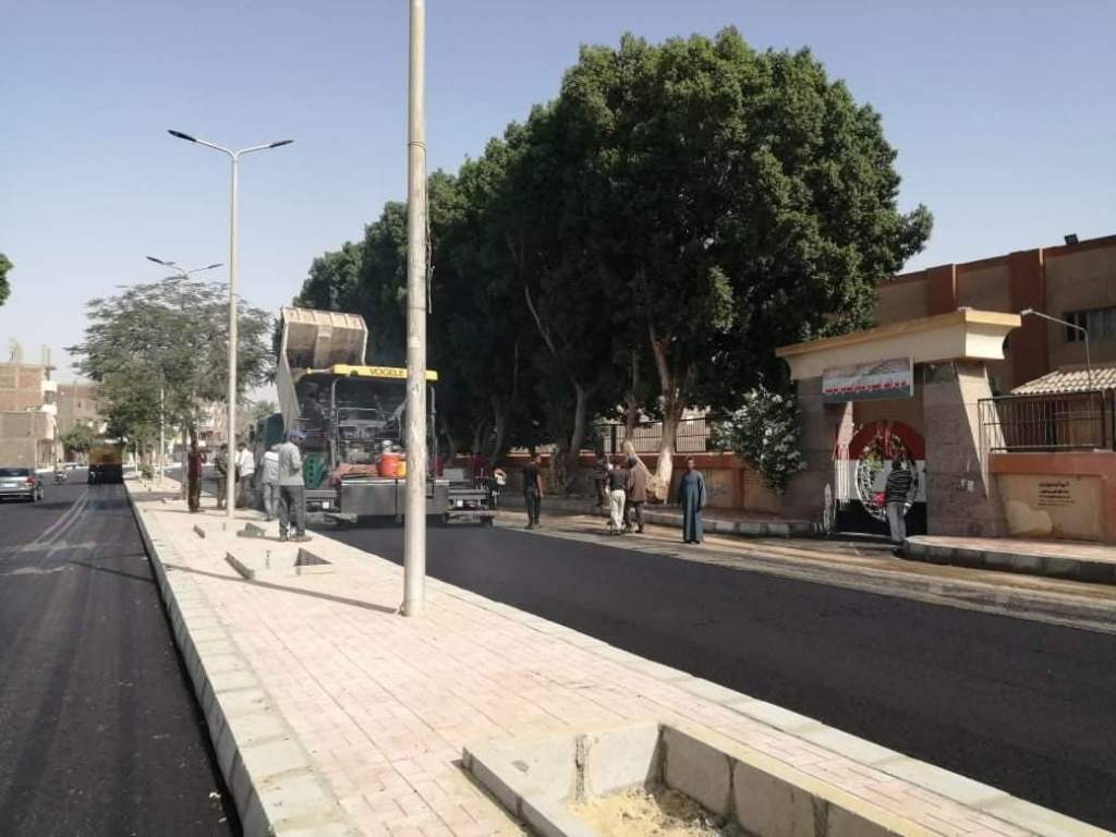 مدينة الأقصر تواصل أعمال رصف الطرق وتطويرها لخدمة الأهالى وحركة السياحة