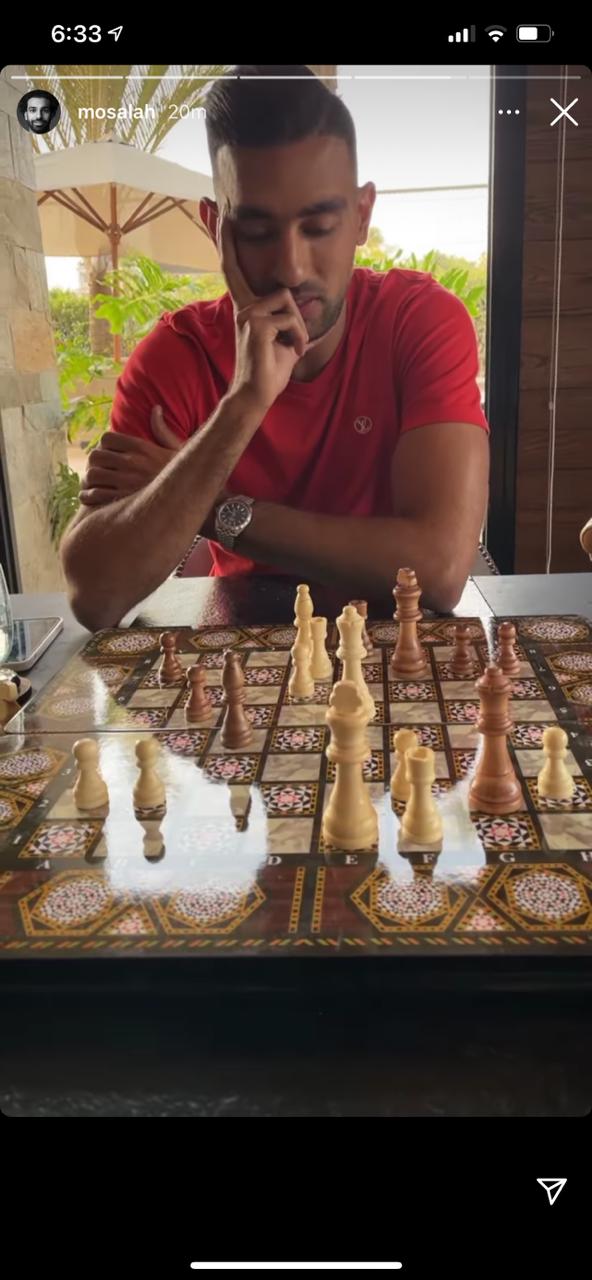 كوكا يلعب شطرنج مع صلاح