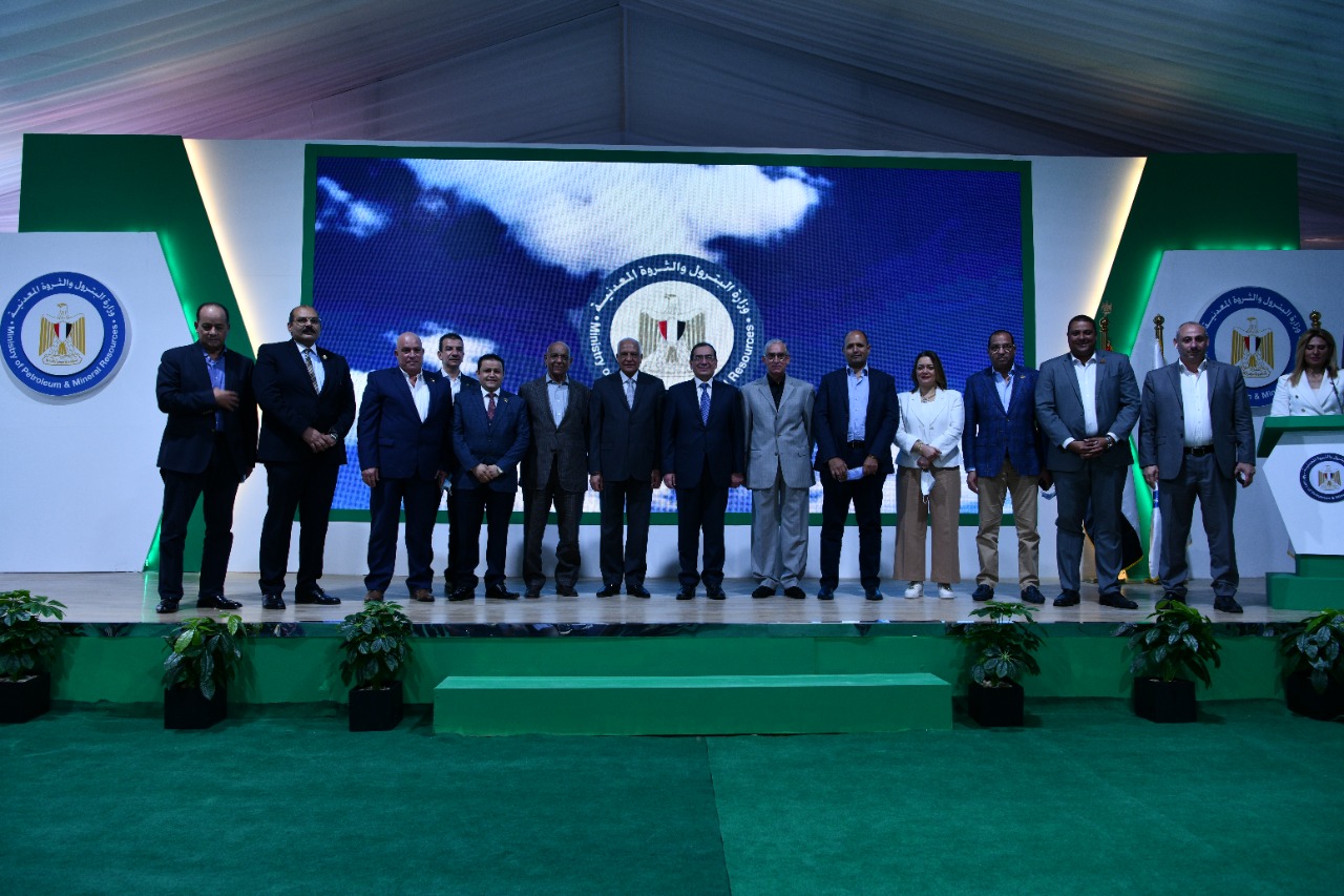 صورة تذكارية تضم أعضاء مجلسى النواب والشيوخ خلال افتتاح المحطة الجديدة