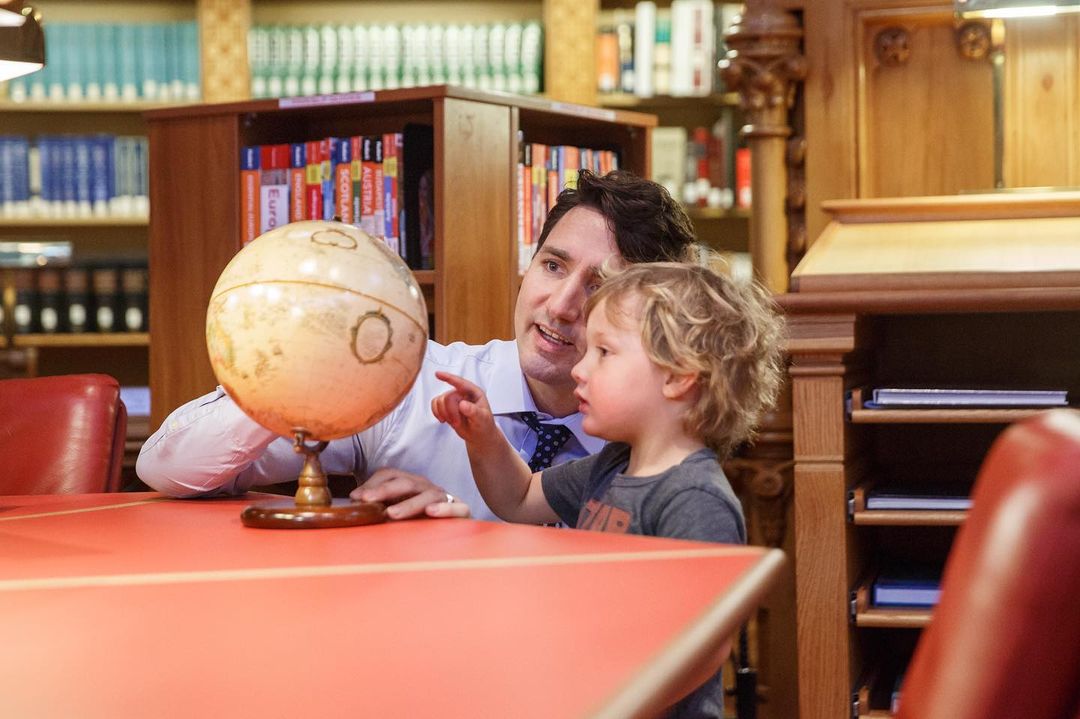 رئيس وزراء كندا مع طفله