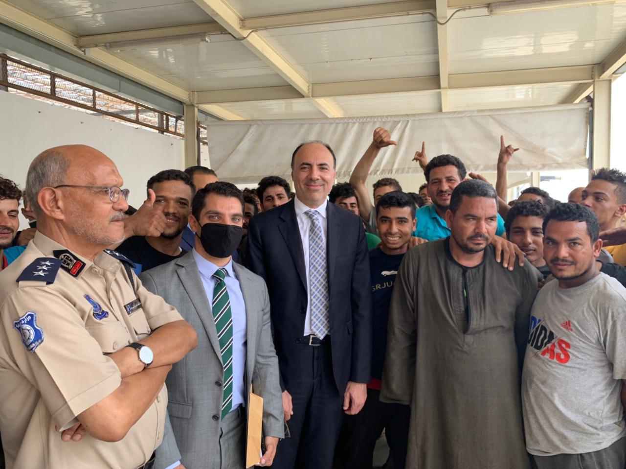السفير محمد ثروت سليم مع العمال المصريين بالعاصمة طرابلس