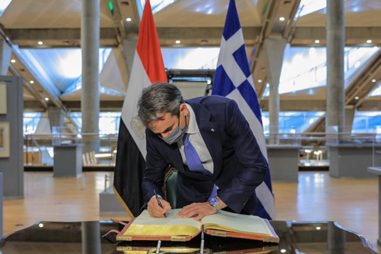 رئيس وزراء اليونان يزور مكتبة الإسكندرية (4)