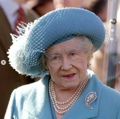 الملكة الام ترتدي بروش ورقة النخيل