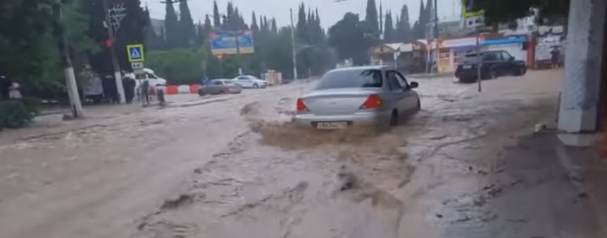 سيارة وسط الفيضان
