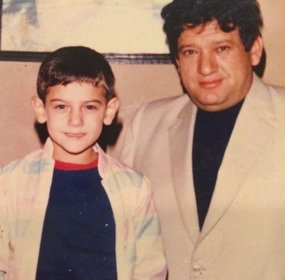 عمرو يوسف فى صورة مع والده