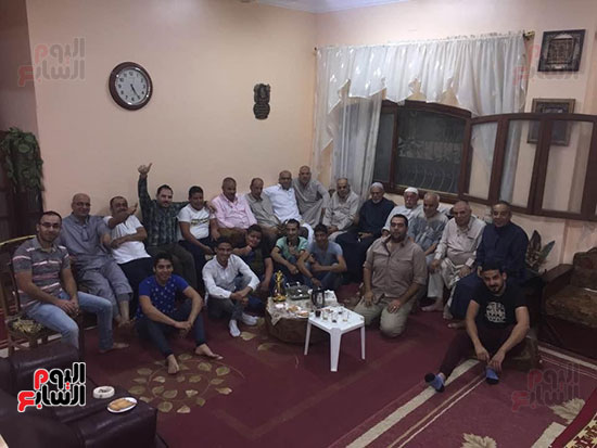 مع-ابناءه-وأحفادة مع-ابناءه-وأحفادة
