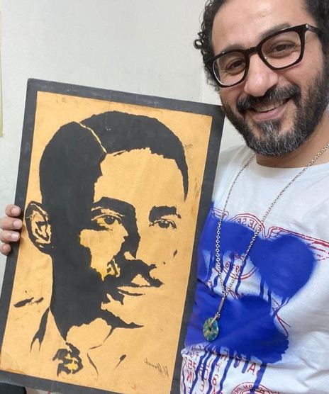 احمد حلمى مع صورة والده