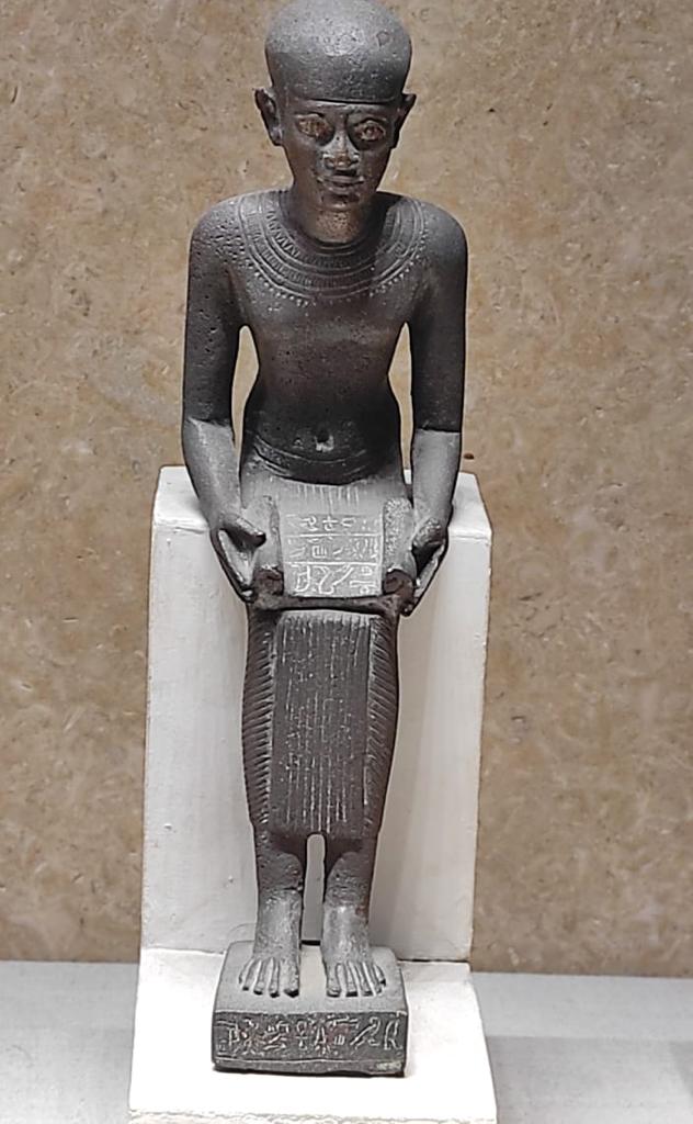 تمثال من البرونز للمعبود إيمحوتب  متحف كفر الشيخ