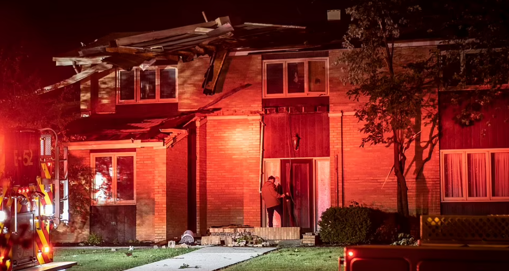رجل يدخل منزلًا متضررًا بعد أن اجتاح إعصار المنطقة