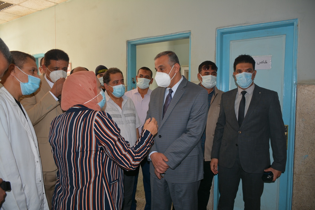 المحافظ يتفقد مستشفى الرمد بسوهاج  (3)