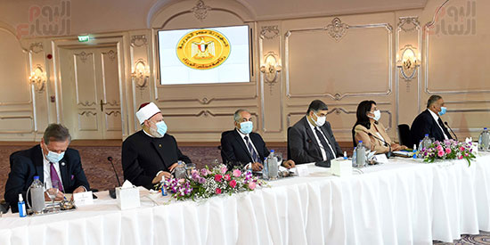 رئيس الوزراء يلتقى رؤساء اللجان النوعية بمجلس النواب (13)