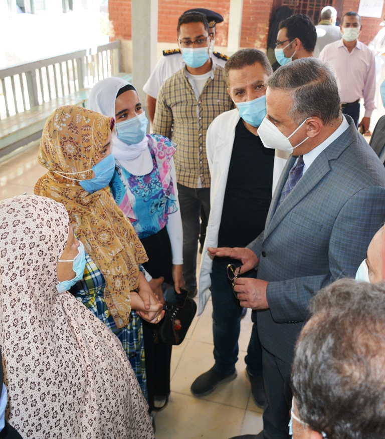 المحافظ يتفقد مستشفى الرمد بسوهاج  (7)
