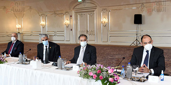 رئيس الوزراء يلتقى رؤساء اللجان النوعية بمجلس النواب (12)