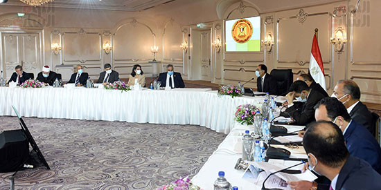 رئيس الوزراء يلتقى رؤساء اللجان النوعية بمجلس النواب (10)