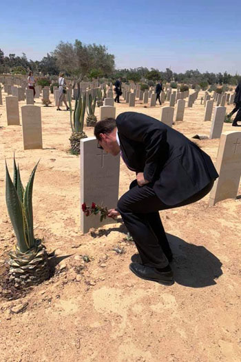 قنصلية-روسيا-بالإسكندرية-تضع-اكليل-زهور-على-مقابر-العلمين-(4)