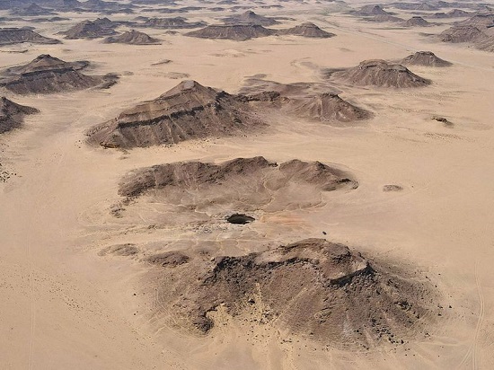 الحفرة توجد بالقرب من حدود عمان