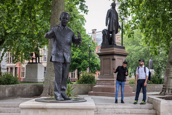 تمثال نيلسون مانديلا في ساحة البرلمان