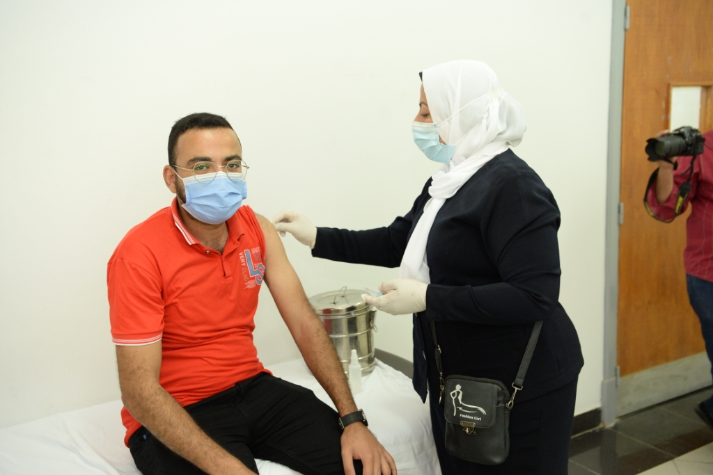 رئيس جامعة اسيوط يتابع تطعيم الطلاب بلقاح كورونا (6)