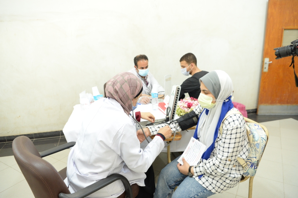 رئيس جامعة اسيوط يتابع تطعيم الطلاب بلقاح كورونا (4)