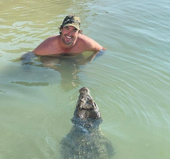 مذيع أسترالي يسبح مع تمساح بإحدى الإنهار (1)