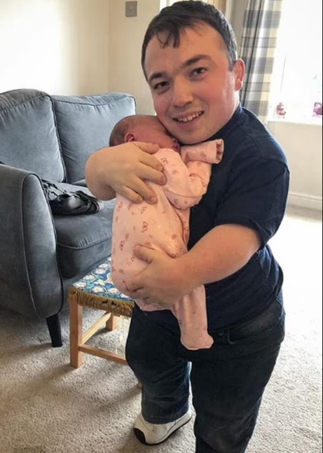 جيميس يحمل طفلته