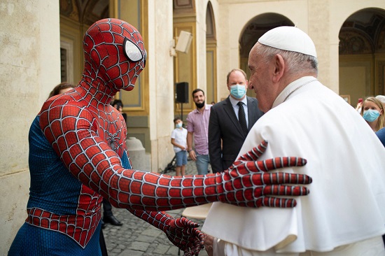 البابا فرانسيس يصافح شخصًا يرتدي زي شخصية سبايدر مان
