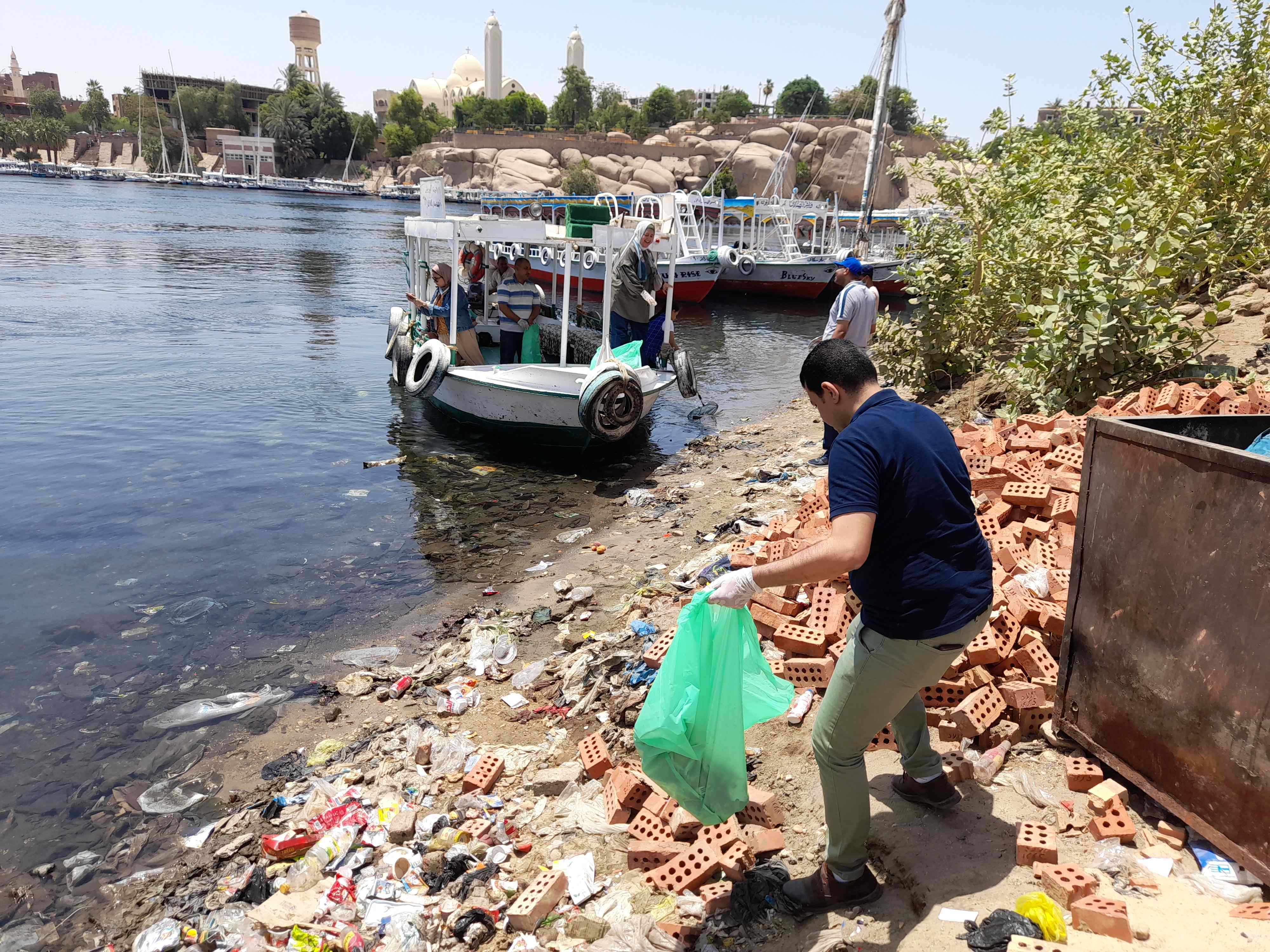 رفع مخلفات البلاستيك من نهر النيل
