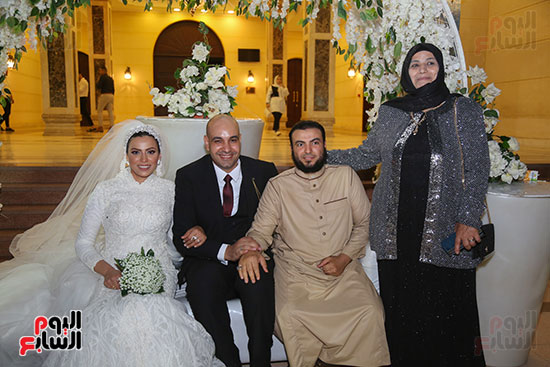 العروسان-ووالدة-سهيلة-وشقيقها-عمرو