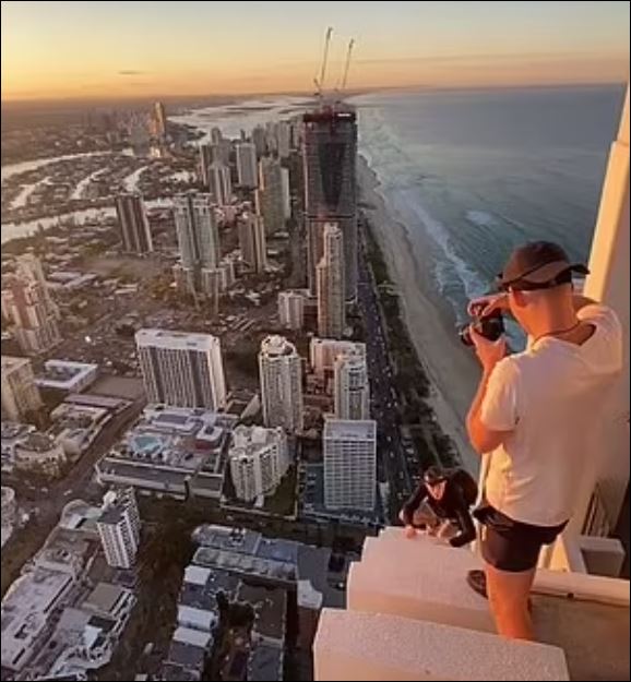 شباب يخاطرون بحياتهم للتصوير فوق المباني الشاهقة والشرطة تطاردهم في أستراليا (2)