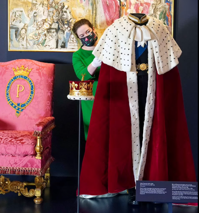 ثوب الأمير فيليب ارتداه فى تتويج الملكة اليزابيث