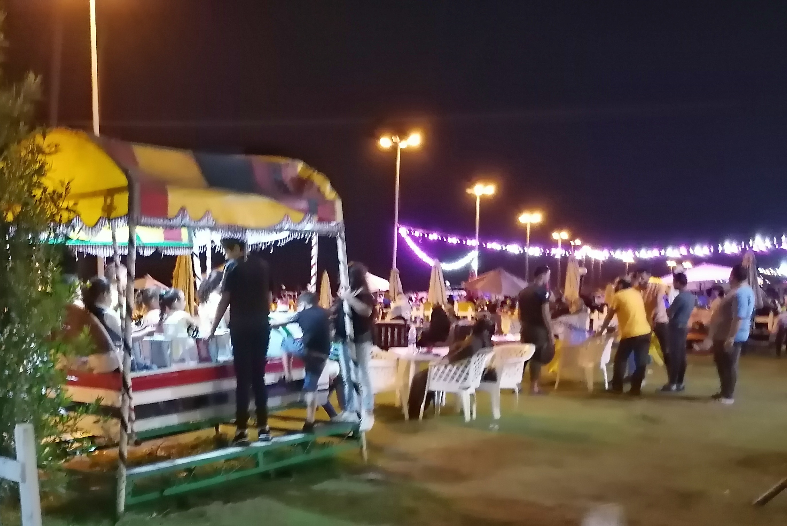 تجمع الأهالي على كافتيريات الشاطئ تجمع الأهالي على كافتيريات الشاطئ