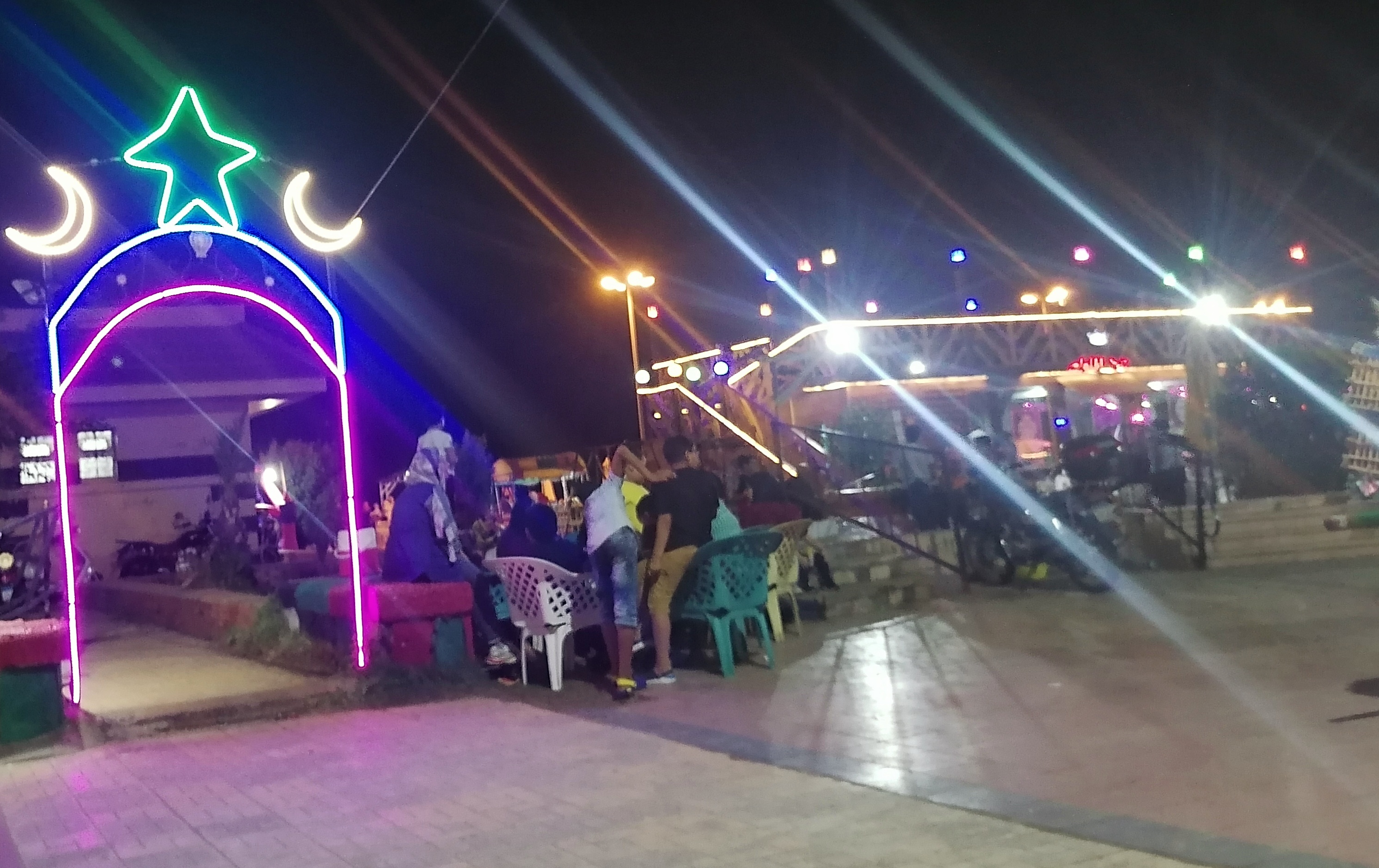 جانب من تجمع الأهالي بالكورنيش جانب من تجمع الأهالي بالكورنيش