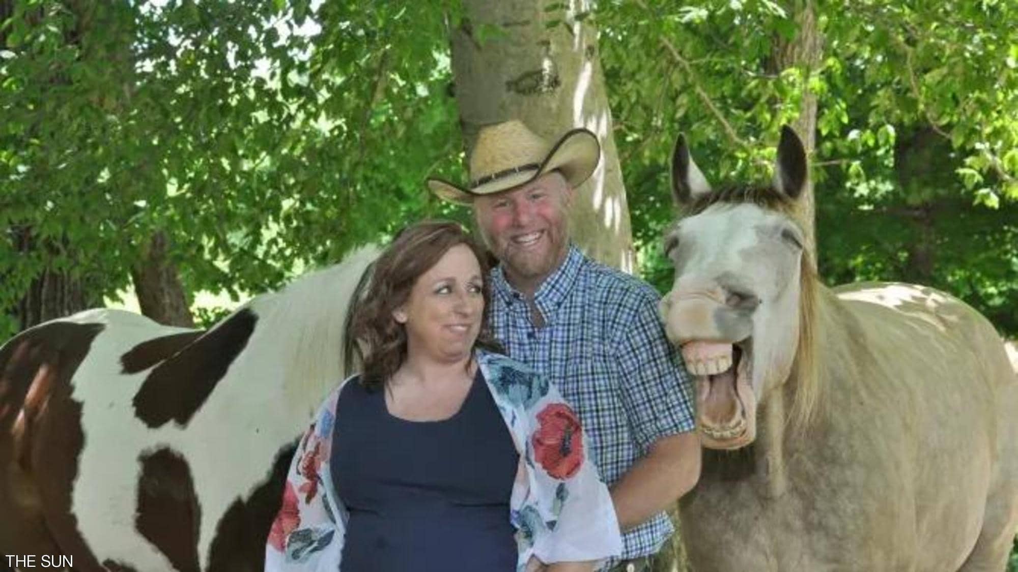 الحصان يبدو ضاحكا مع الزوجين