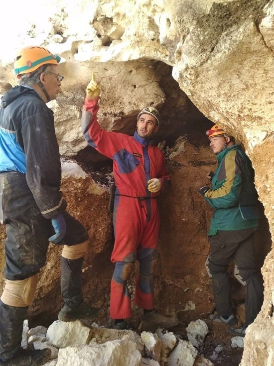 عالم الحفريات ديمتري جيمرانوف وزملاؤه يستكشفون كهف إيماناي