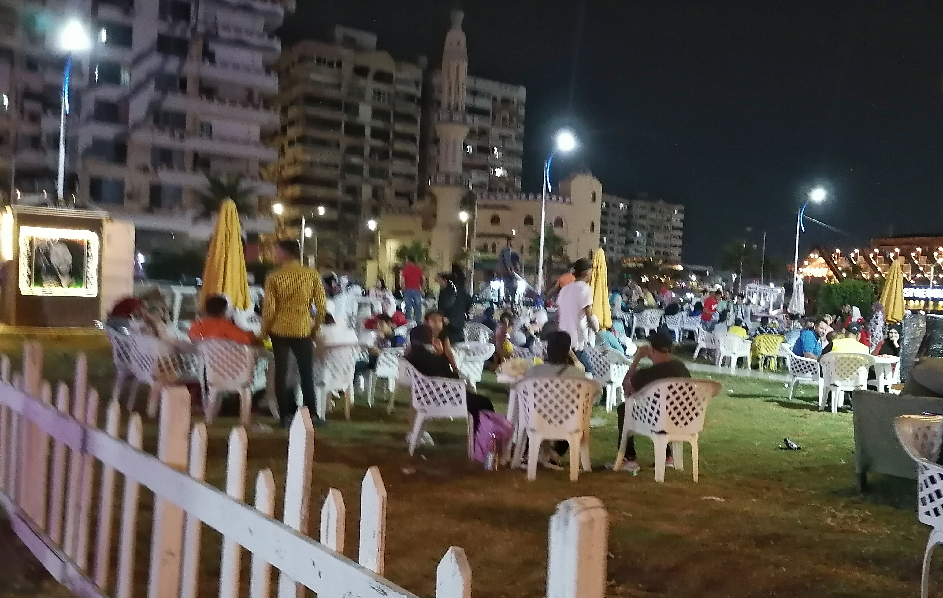 جانب من تجمع العائلات على الشاطئ