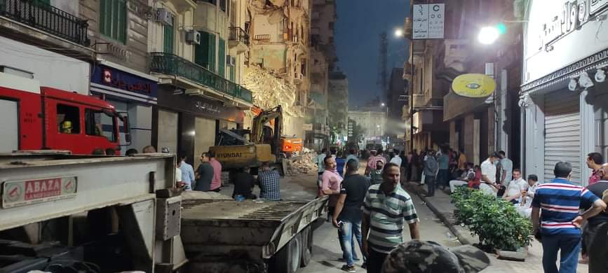 الحماية المدنية بالإسكندرية تواصل البحث عن ضحايا أسفل العقار المنهار