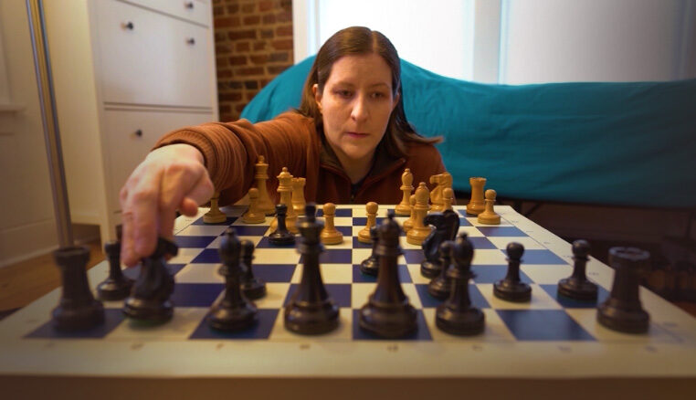 جيسيكا خلال لعب الشطرنج
