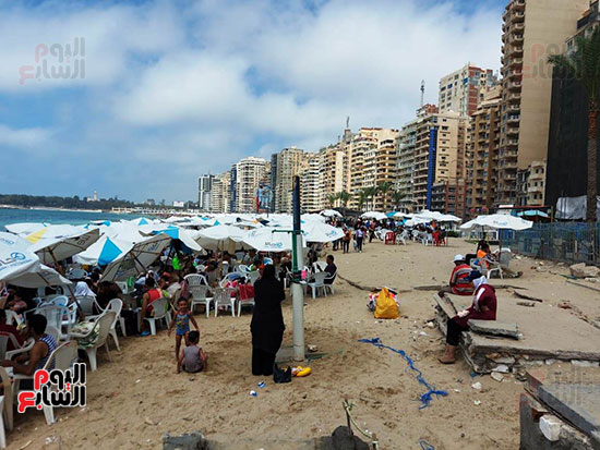 اقبال-كبير-على-شواطئ-الاسكندرية