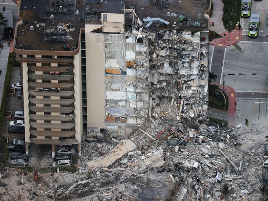 انهار المبنى السكني متعدد الطوابق في فلوريدا جزئيًا في أوائل 24 يونيو
