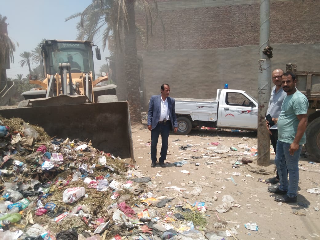 رفع مخلفات القمامة من قرية العزيزية بالبدرشين (2)