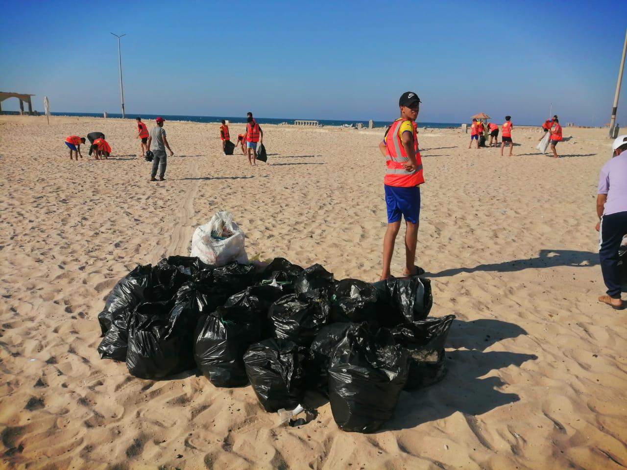 حملة لنظافة الشاطئ (3)