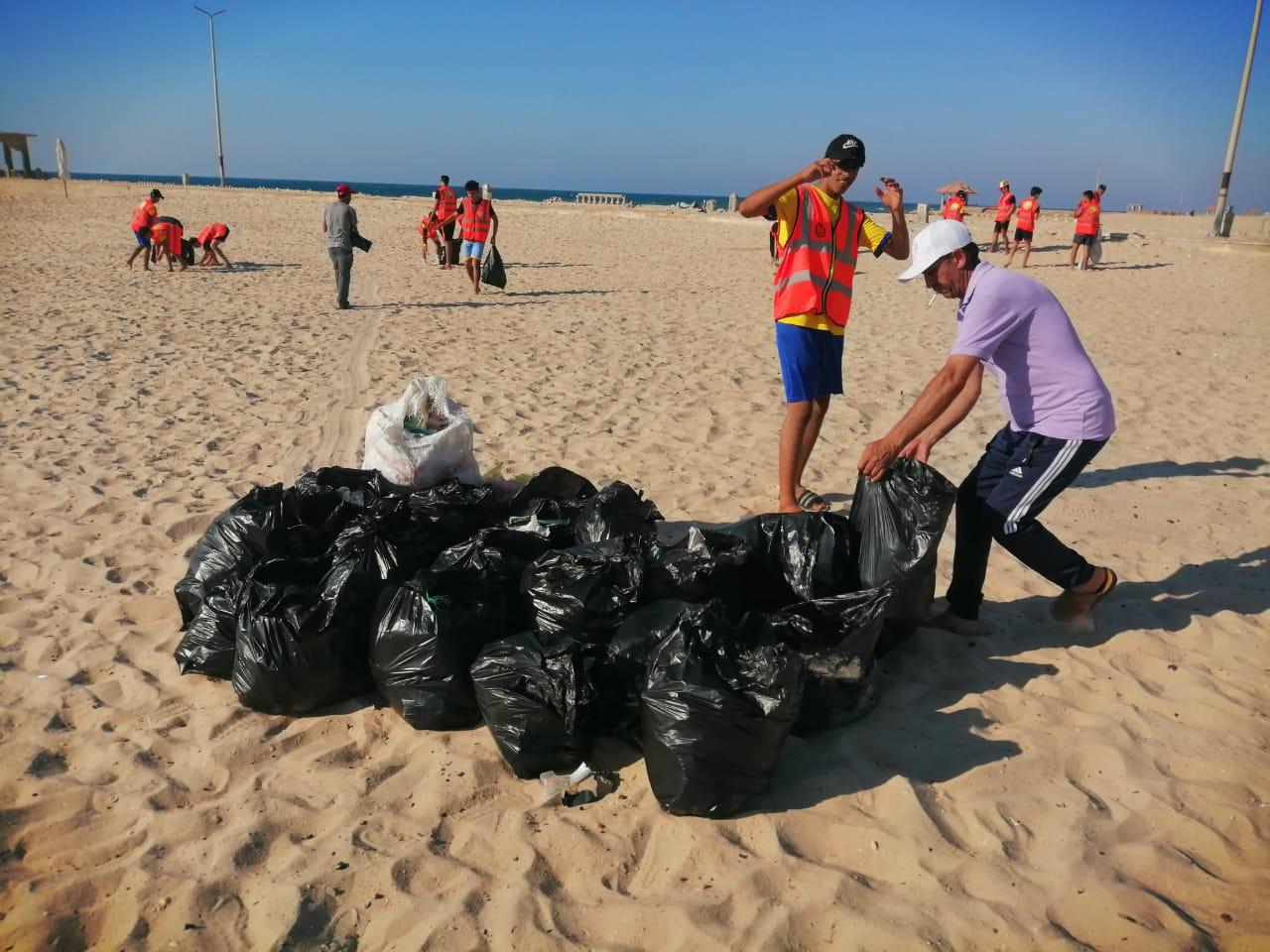 حملة لنظافة الشاطئ (1)